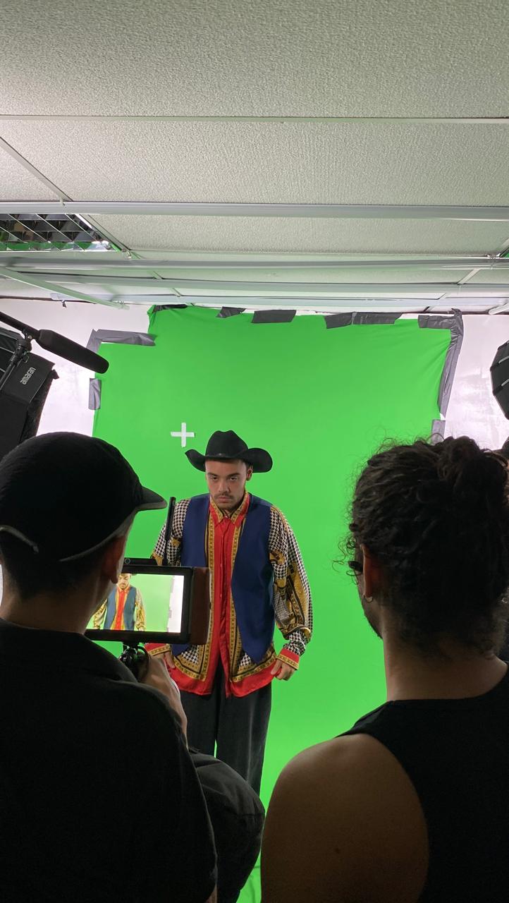 Produção audiovisual em andamento diante do chroma key