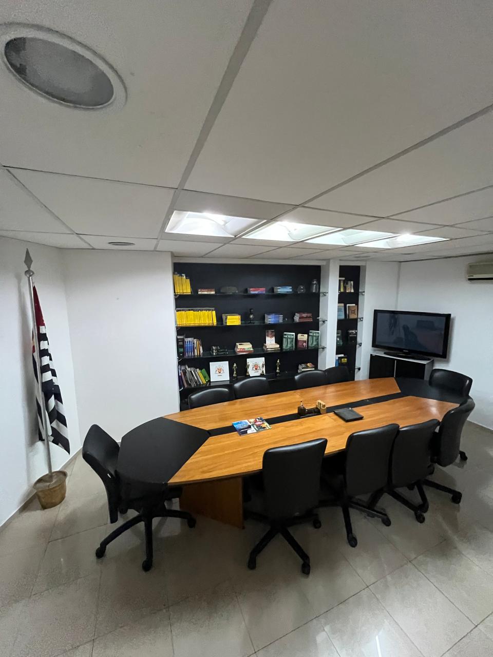 Vista ampla da sala de reunião do estúdio